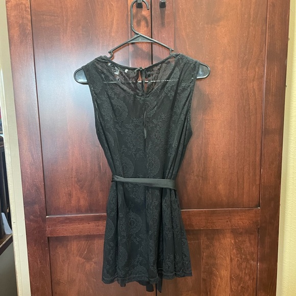 ⭐️ CAbi Style #942 Sleeveless Lace Blouse Tank with built in cami. - Picture 2 of 10